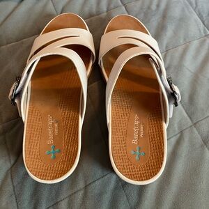 Women’s Baretraps Laralee Wedge Sandals, White, Size 9